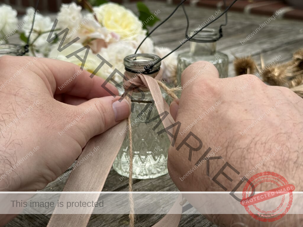 Rosendekoration
Rose
Dekoration
Garten
Blüten
Hängevase
Staketenzaun
Dekoband
Band