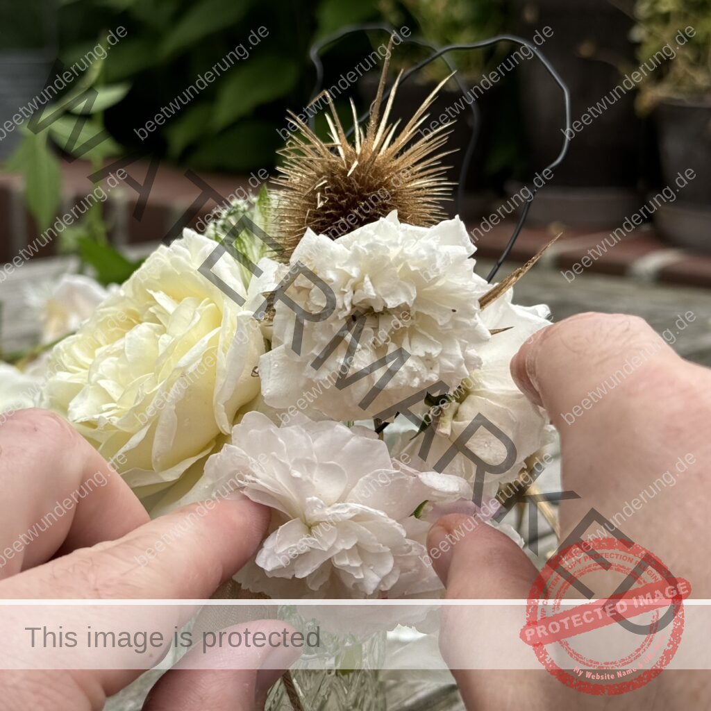 Rosendekoration
Rose
Dekoration
Garten
Blüten
Hängevase
Staketenzaun