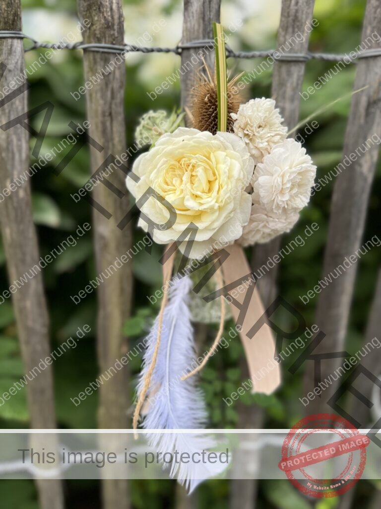 Rosendekoration
Rose
Dekoration
Garten
Blüten
Hängevase
Staketenzaun
Feder
Dekoband