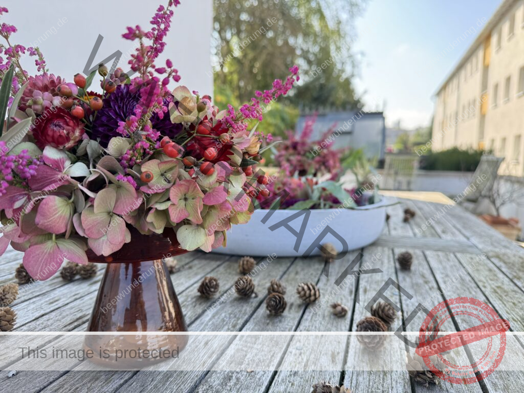 Herbstkranz
Herbstgesteck
Trend 2024
Herbstfarbe
Tischdekoration
Dekoration
Herbst
Herbstkranz
Betonschale
Kerzenständer
Vase
Dahlie
Strohblume
Heide
Outdoor
Indoor
Interiordesign
Möbel Mock
beetwunderung
Sven Beck
Blüh auf
Buch
Kreatividee
blomus
Laterne LITO