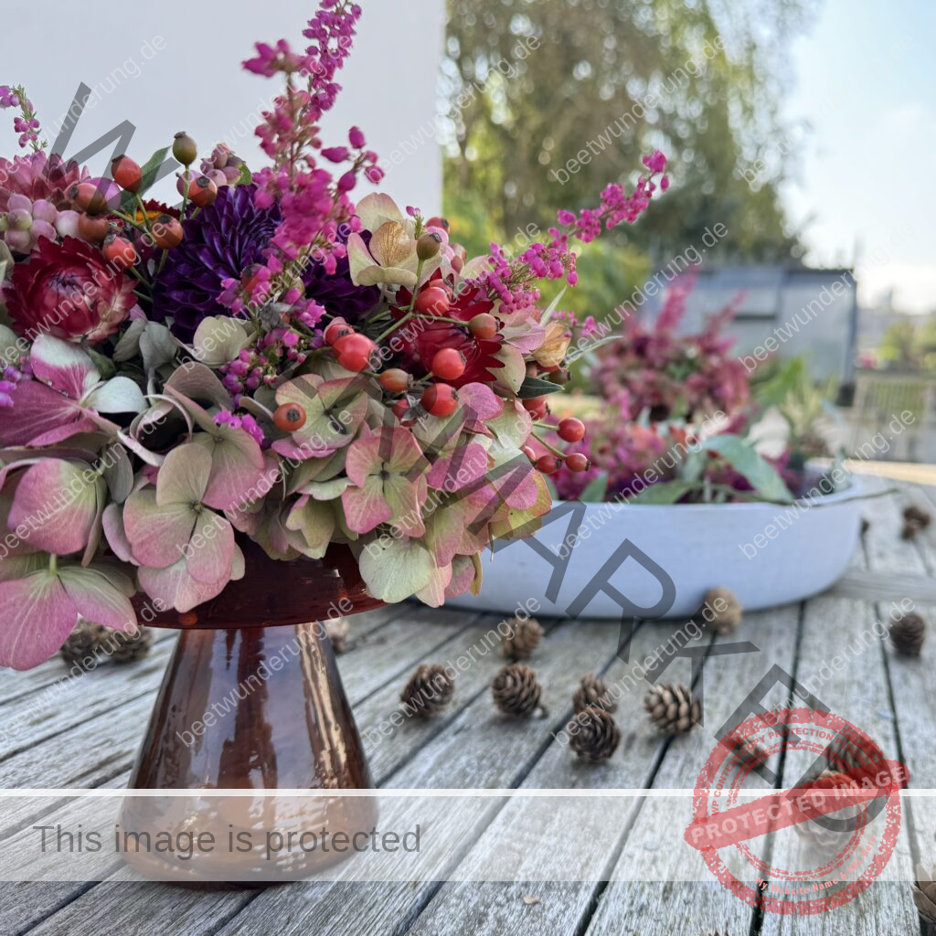 Herbstkranz
Herbstgesteck
Trend 2024
Herbstfarbe
Tischdekoration
Dekoration
Herbst
Herbstkranz
Betonschale
Kerzenständer
Vase
Dahlie
Strohblume
Heide
Outdoor
Indoor
Interiordesign
Möbel Mock
beetwunderung
Sven Beck
Blüh auf
Buch
Kreatividee