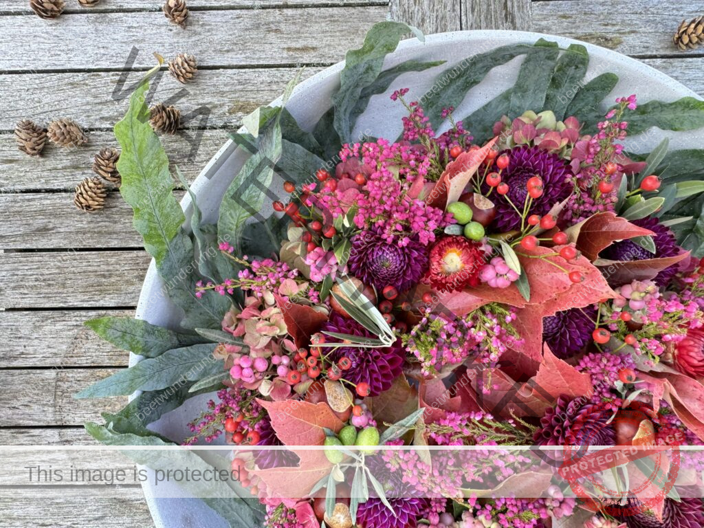 Herbstkranz
Herbstgesteck
Trend 2024
Herbstfarbe
Tischdekoration
Dekoration
Herbst
Herbstkranz
Betonschale
Kerzenständer
Vase
Dahlie
Strohblume
Heide
Outdoor
Indoor
Interiordesign
Möbel Mock
beetwunderung
Sven Beck
Blüh auf
Buch
Kreatividee