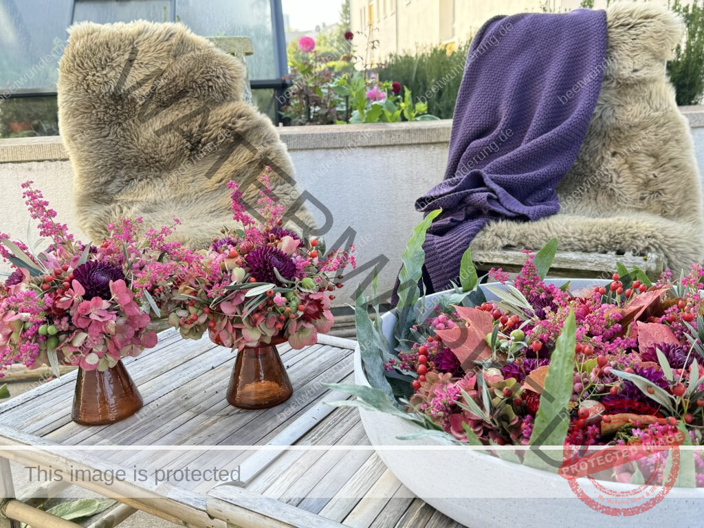 Herbstkranz
Herbstgesteck
Trend 2024
Herbstfarbe
Tischdekoration
Dekoration
Herbst
Herbstkranz
Betonschale
Kerzenständer
Vase
Dahlie
Strohblume
Heide
Outdoor
Indoor
Interiordesign
Möbel Mock
beetwunderung
Sven Beck
Blüh auf
Buch
Kreatividee