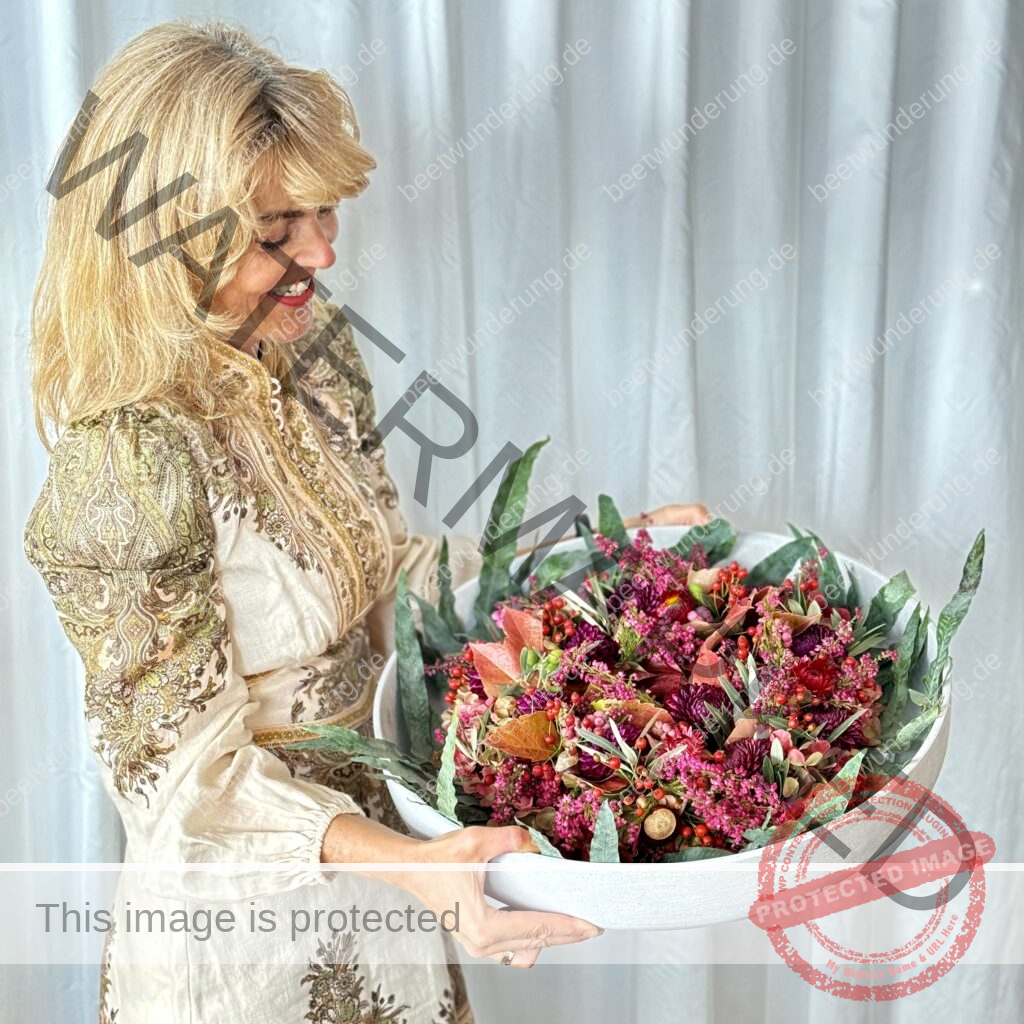 Herbstkranz
Herbstgesteck
Trend 2024
Herbstfarbe
Tischdekoration
Dekoration
Herbst
Herbstkranz
Betonschale
Kerzenständer
Vase
Dahlie
Strohblume
Heide
Outdoor
Indoor
Interiordesign
Möbel Mock
beetwunderung
Sven Beck
Blüh auf
Buch
Kreatividee
blomus
Laterne LITO
